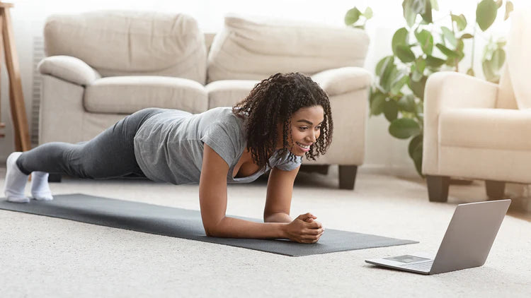 5 Einfache Übungen, um als Frau zu Hause fit zu bleiben